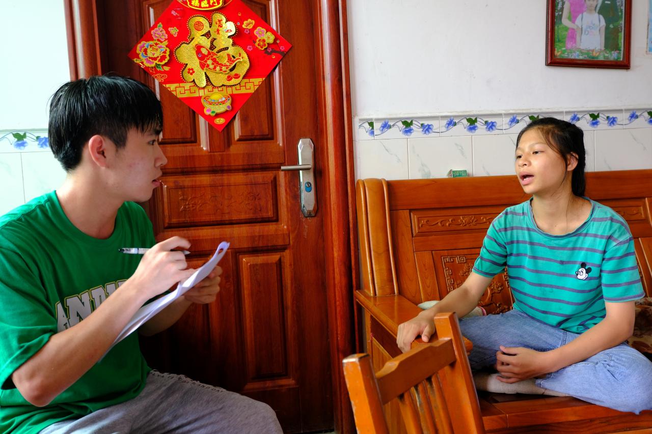 實踐團隊采訪當地居民