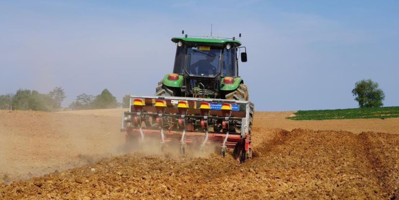 農(nóng)機(jī)手邵義海駕駛智慧農(nóng)機(jī)在大田上耕播玉米