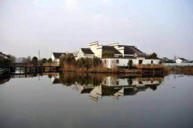 生態(tài)莊園經(jīng)濟是以工補農(nóng)的有效實現(xiàn)形式