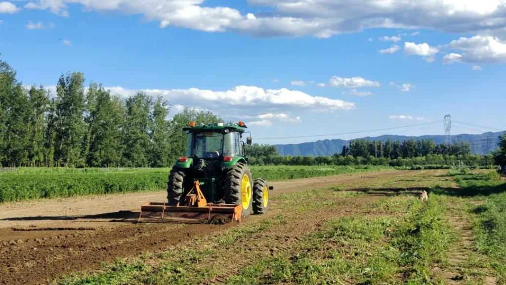 無(wú)人化農(nóng)機(jī)耕地