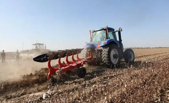 農機農藝深度融合，繪出梯田秋收豐景圖。