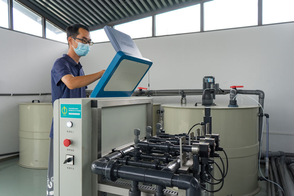 9月20日,在58現代農業全國總部及示范基地,技術員在操作水肥一體化控制臺。