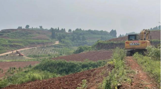 中和鎮(zhèn)三清村整治撂荒地