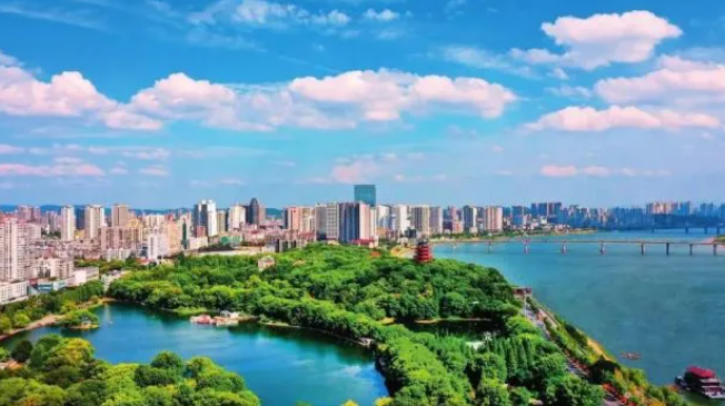 藍(lán)天白云下的株洲市