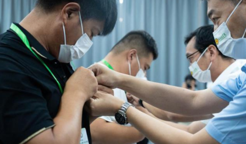 與會領導為學員佩戴“頭雁”項目徽標