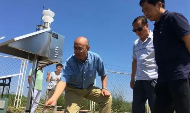 胡小平團(tuán)隊(duì)在測(cè)試“作物病害自動(dòng)監(jiān)測(cè)預(yù)警系統(tǒng)”設(shè)備